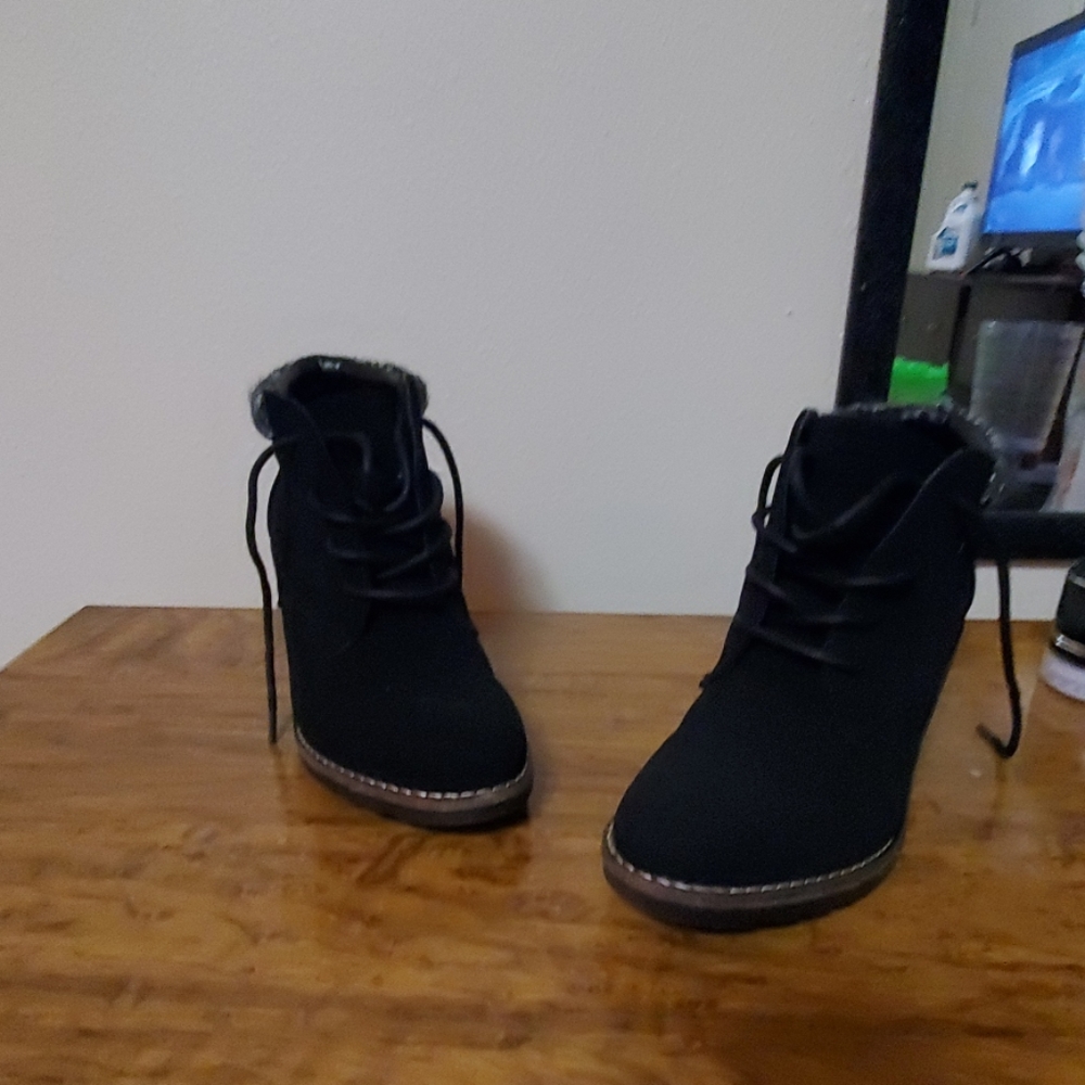 I' selling boots heels for women.